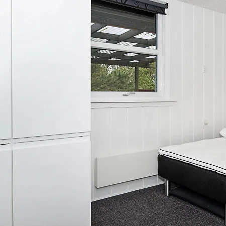 Two-bedroom Holiday In 27 *