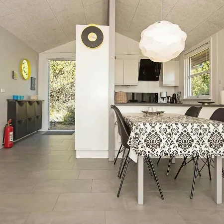 Two-bedroom Holiday In 27 *